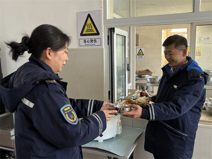 關(guān)懷一線(xiàn)職工，青島城陽(yáng)巴士工會(huì)臘八送溫暖